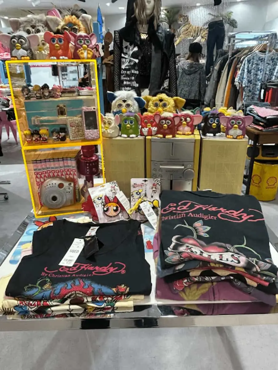 写真 店内に陳列されたファービー、パワパフガールズ、エドハーディー(Tシャツ)